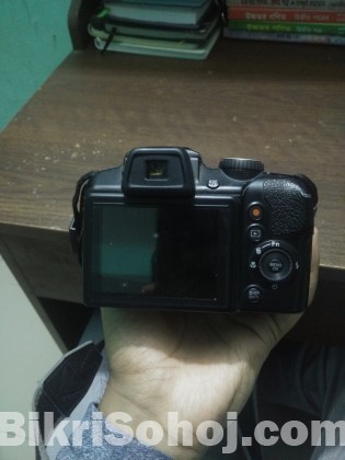 Fujifilm Finepix s8200 with 4x Zoom